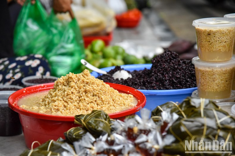 El Ruou nep, un plato indispensable de los capitalinos en el festival de matanza de insectos. El Ruou nep, un plato indispensable de los capitalinos en el festival de matanza de insectos.