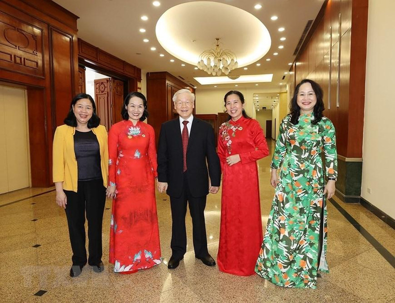 El secretario general del PCV, Nguyen Phu Trong, la secretaria del Comité Central del PCV y jefa de su Comisión para la Movilización de Masas, Bui Thi Minh Hoai y las miembros de la Cruz Roja de Vietnam.