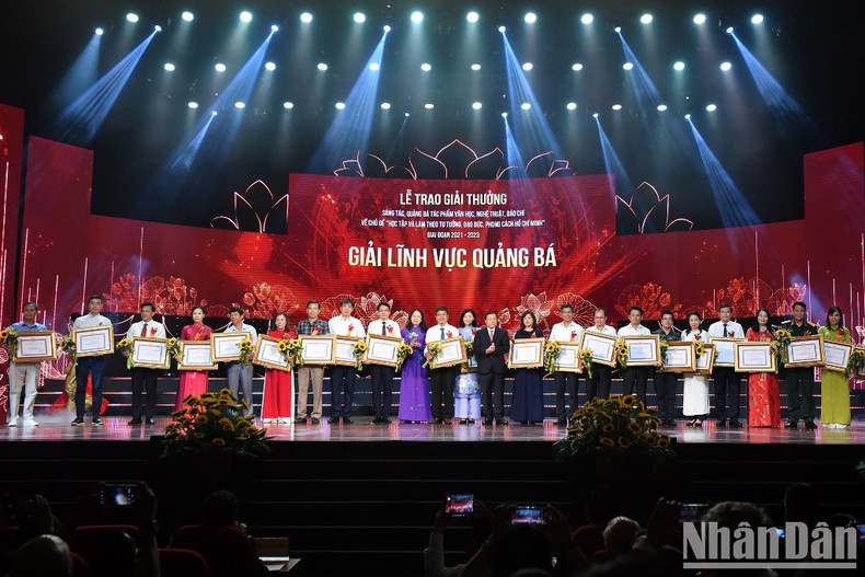 Entregan Premios de divulgación de obras sobre seguimiento de ideología de Ho Chi Minh ảnh 4