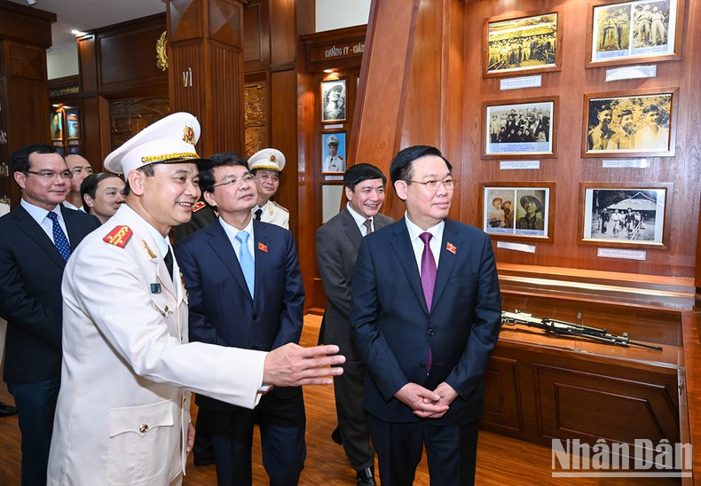 Dinh Hue visita el Museo de Seguridad Pública de Lao Cai.