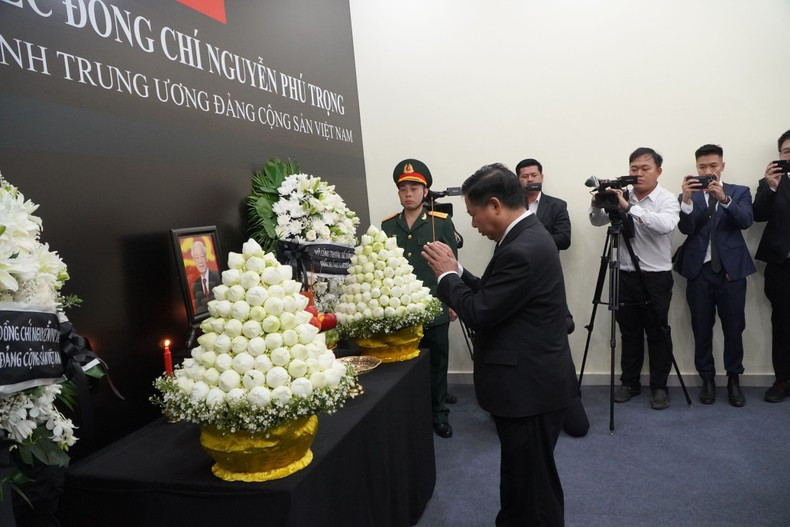 El embajador vietnamita en Camboya, Nguyen Huy Tang, ofrece incienso en homenaje al secretario general Nguyen Phu Trong. El embajador vietnamita en Camboya, Nguyen Huy Tang, ofrece incienso en homenaje al secretario general Nguyen Phu Trong.