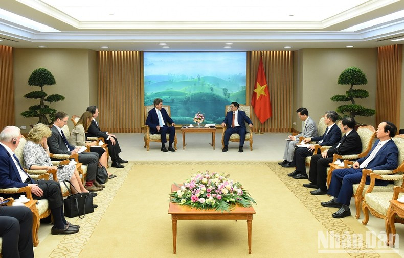 [Foto] Premier vietnamita recibe al enviado presidencial especial de EE.UU. para el Clima ảnh 5