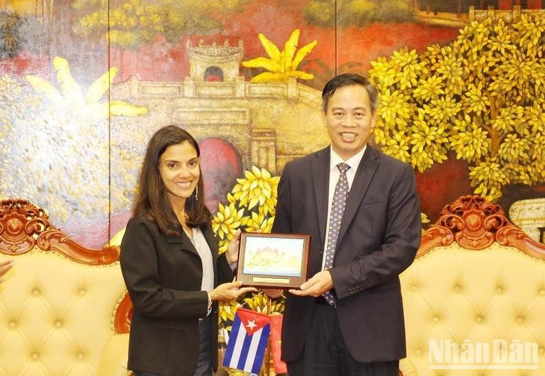 Nguyen Dang Quang, subsecretario permanente del Comité partidista y presidente del Consejo Popular del Quang Tri entrega un regalo de recuerdo a Arlin Alberty Loforte, subdirectora del periódico Granma. Nguyen Dang Quang, subsecretario permanente del Comité partidista y presidente del Consejo Popular del Quang Tri entrega un regalo de recuerdo a Arlin Alberty Loforte, subdirectora del periódico Granma.