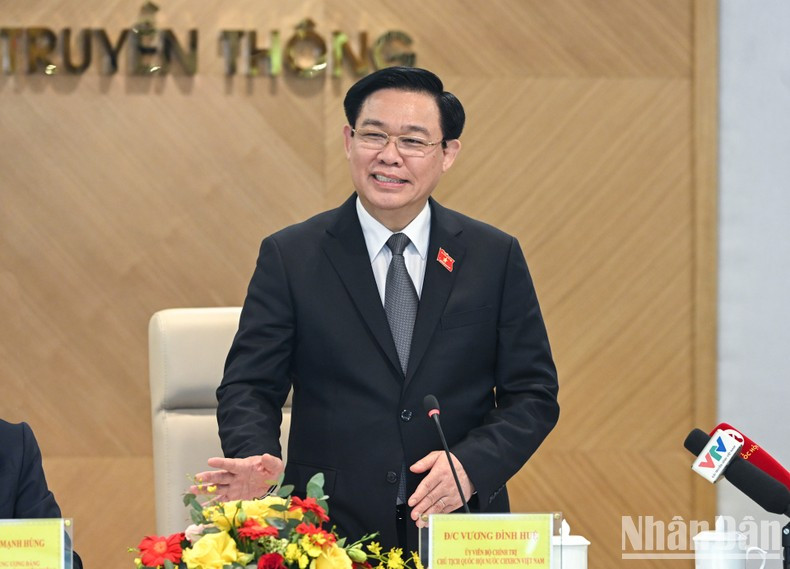 Dinh Hue habla en la reunión. Dinh Hue habla en la reunión.