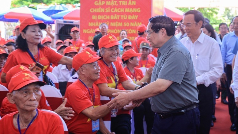 El primer ministro Pham Minh Chinh y los participantes en el evento.