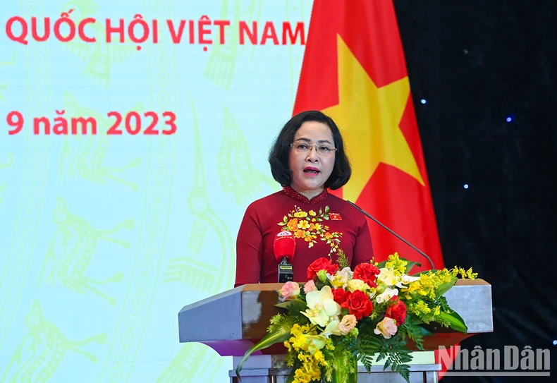 Nguyen Thi Thanh, jefa de la Comisión de Asuntos de Diputados del Comité Permanente de la Asamblea Nacional de Vietnam, habla en la ceremonia. Nguyen Thi Thanh, jefa de la Comisión de Asuntos de Diputados del Comité Permanente de la Asamblea Nacional de Vietnam, habla en la ceremonia.
