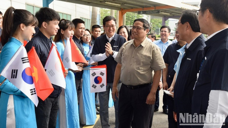 El primer ministro Pham Minh Chinh y los directivos y empleados de Samsung Electronics Vietnam. El primer ministro Pham Minh Chinh y los directivos y empleados de Samsung Electronics Vietnam.