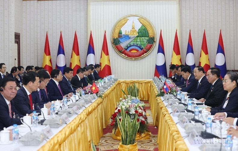 El primer ministro Pham Minh Chinh mantiene conversaciones el 11 de enero de 2023 en Vientián con su homólogo laosiano de Laos, Sonexay Siphandone, durante su visita oficial a Laos.