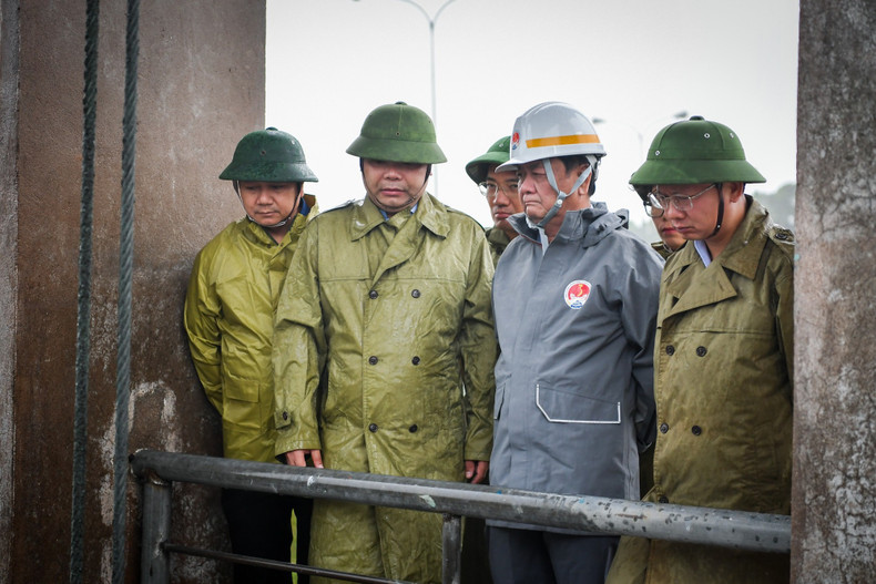 El 5 de septiembre, el lago Yen Lap abrió sus compuertas, liberando agua a un ritmo de 100 m3/seg. El 5 de septiembre, el lago Yen Lap abrió sus compuertas, liberando agua a un ritmo de 100 m3/seg.