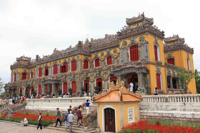 Turistas visitando el Palacio Kien Trung en la Ciudad Imperial de Hue.