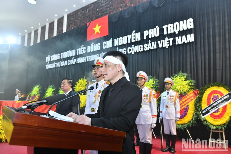 Nguyen Trong Truong, hijo del secretario general Nguyen Phu Trong, lee las palabras de agradecimiento. Nguyen Trong Truong, hijo del secretario general Nguyen Phu Trong, lee las palabras de agradecimiento.