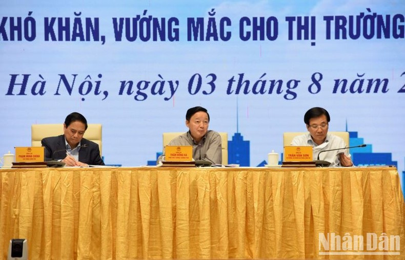 El viceprimer ministro Tran Hong Ha conduce la conferencia. El viceprimer ministro Tran Hong Ha conduce la conferencia.