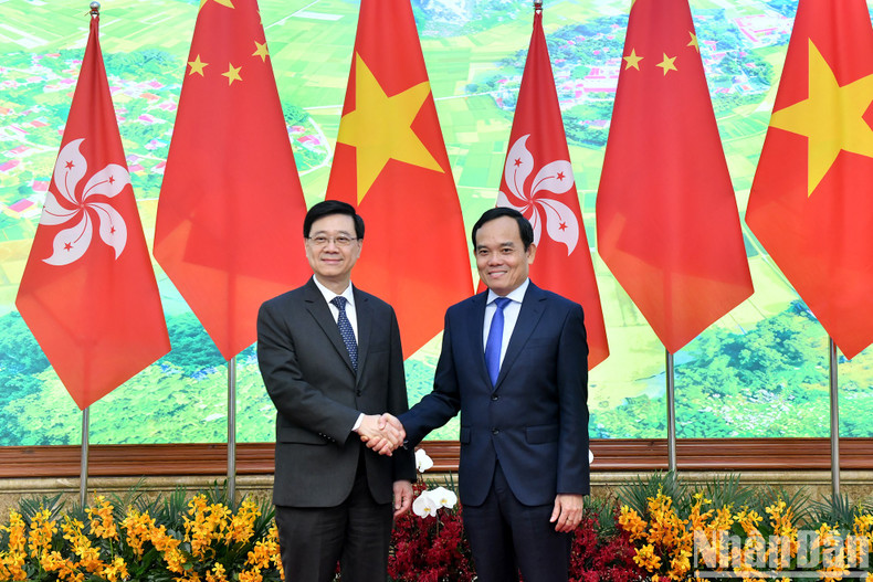 El viceprimer ministro Tran Luu Quang y el jefe ejecutivo de la región administrativa especial china de Hong Kong, John Lee Ka-chiu.