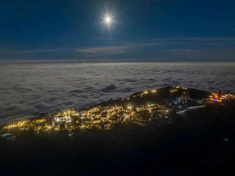Por la noche, bajo la luz de la luna y las luces de los resorts, las nubes son como una alfombra gigante que concede un atractivo singular a Ba Na. Por la noche, bajo la luz de la luna y las luces de los resorts, las nubes son como una alfombra gigante que concede un atractivo singular a Ba Na.
