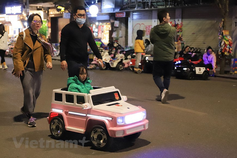 Diversas actividades divertidas en la calle Hang Khay atraen a los niños.