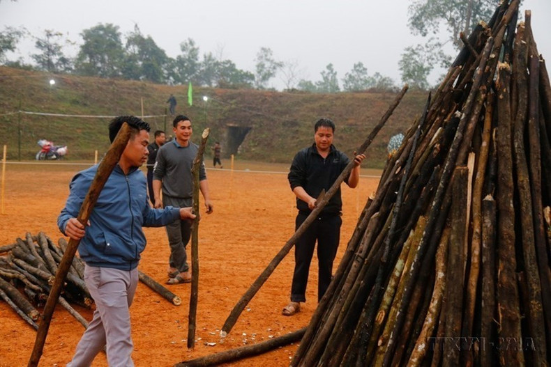La leña para realizar el ritual del salto del fuego es preparada temprano por el pueblo étnico Pa Then en el distrito de Lam Binh, provincia de Tuyen Quang (2023).