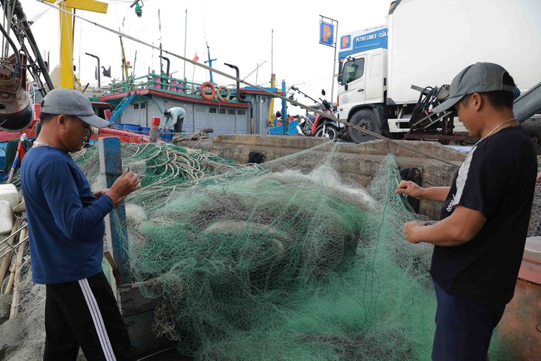 Preparan los aparejos de pesca antes de salir a explotar productos acuáticos en el puerto de Ninh Co (pueblo de Thinh Long, distrito de Hai Hau, provincia de Nam Dinh). Preparan los aparejos de pesca antes de salir a explotar productos acuáticos en el puerto de Ninh Co (pueblo de Thinh Long, distrito de Hai Hau, provincia de Nam Dinh).