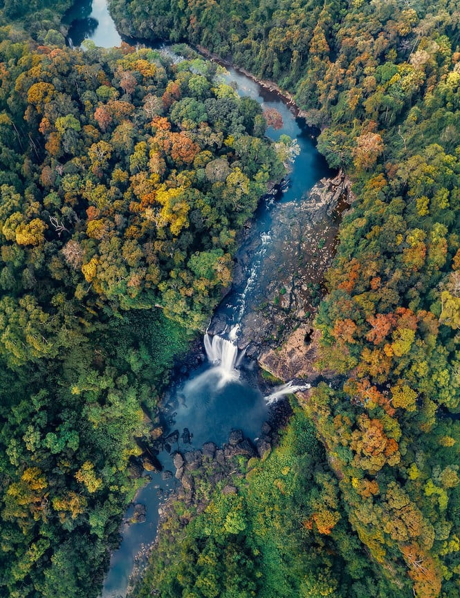 Situada en la cabecera del río Con, Hang En es uno de los ocho saltos de agua de la zona de preservación natural Kon Chu Rang y el más hermoso y majestuoso de las Tierras Altas Centrales.