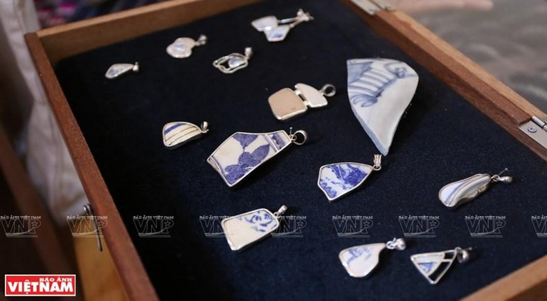 La diseñadora australiana busca patrones en piezas de cerámica desechadas para crear motivos en brocados. (Foto: VNA) La diseñadora australiana busca patrones en piezas de cerámica desechadas para crear motivos en brocados. (Foto: VNA)