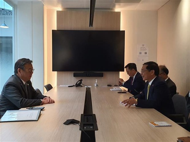 El canciller Bui Thanh Son en el encuentro con el secretario de Desarrollo Económico y Comercial de Hong Kong (China), Algernon Yau Ying-wah. El canciller Bui Thanh Son en el encuentro con el secretario de Desarrollo Económico y Comercial de Hong Kong (China), Algernon Yau Ying-wah.