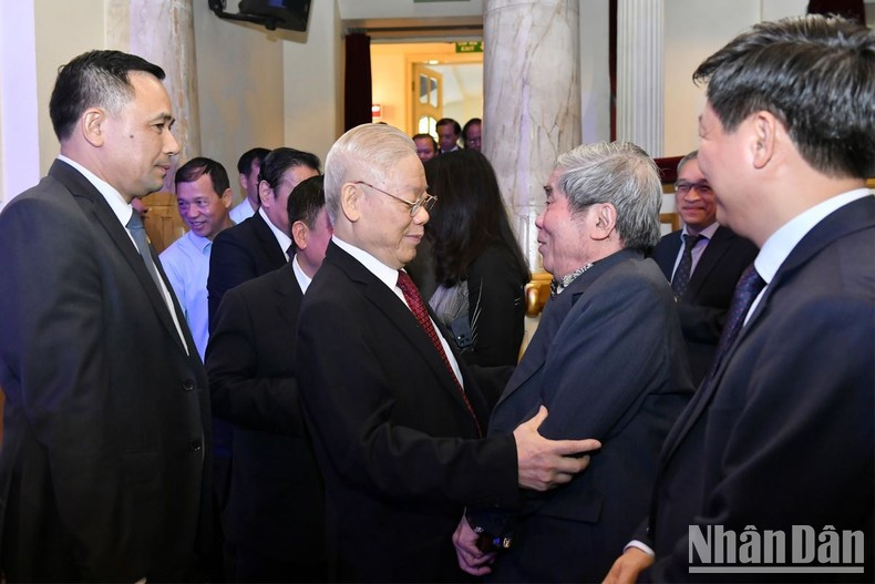 El dirigente partidista con otros delegados asistentes a la cita.