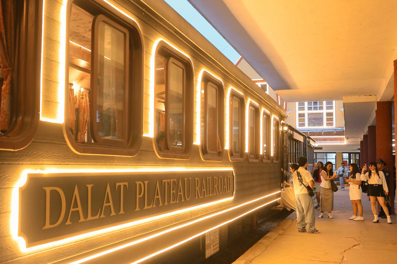 El tren “Da Lat en una noche de borrachera” se ha convertido en una de las actividades más populares entre los visitantes de la ciudad.