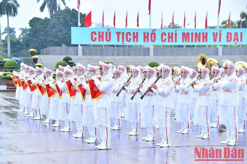La banda de música militar en la plaza de Ba Dinh. La banda de música militar en la plaza de Ba Dinh.