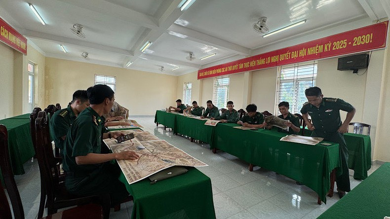 Los soldados recuerdan la historia nacional del 30 de abril de 1975.