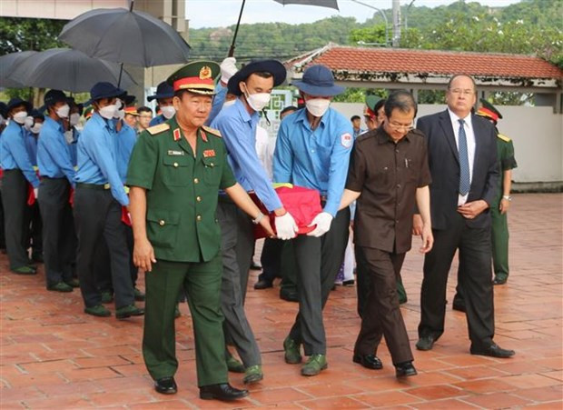 En el acto conemorativo y de entierro de 108 restos de soldados voluntarios vietnamita caidos durante las guerras en el país y en Camboya (Foto:VNA)