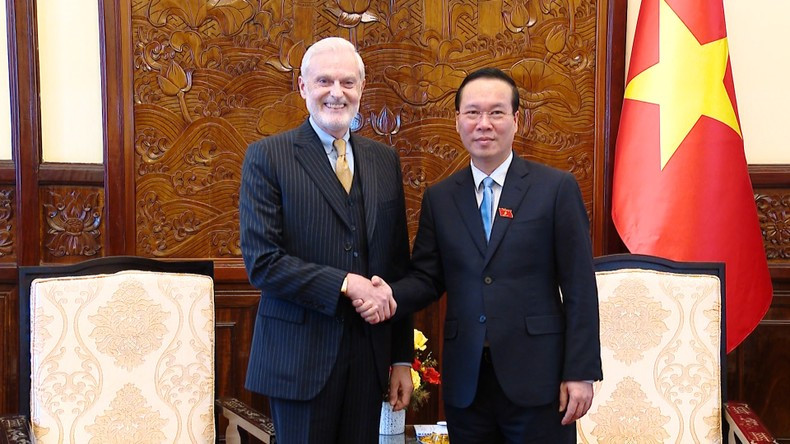 El presidente de Vietnam, Vo Van Thuong, y el embajador de Portugal, João Weistein.