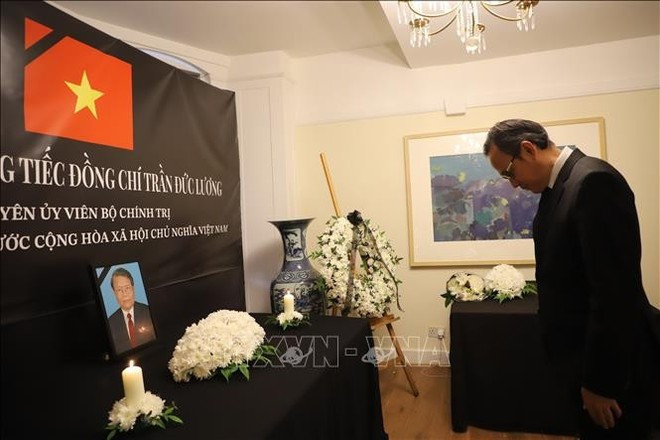 El embajador de Laos en el Reino Unido, Douangmany Gnotsyoudom, rinde homenaje al expresidente Tran Duc Luong en la sede de la embajada de Vietnam. (Foto: VNA).