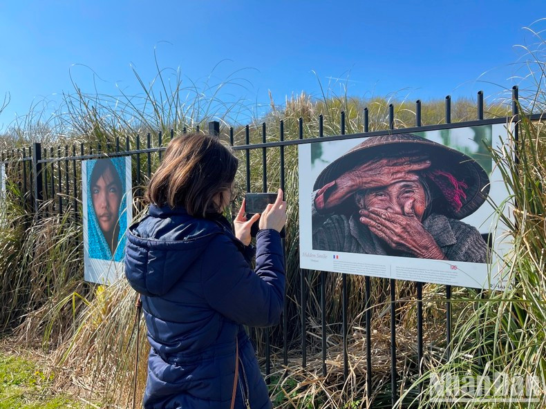 Lugareños visitan la exposición fotográfica.