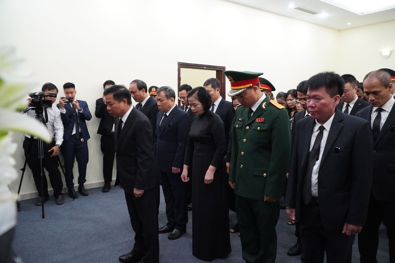 Guardan un momento de silencio para rendir tributo al dirigente partidista vietnamita. Guardan un momento de silencio para rendir tributo al dirigente partidista vietnamita.