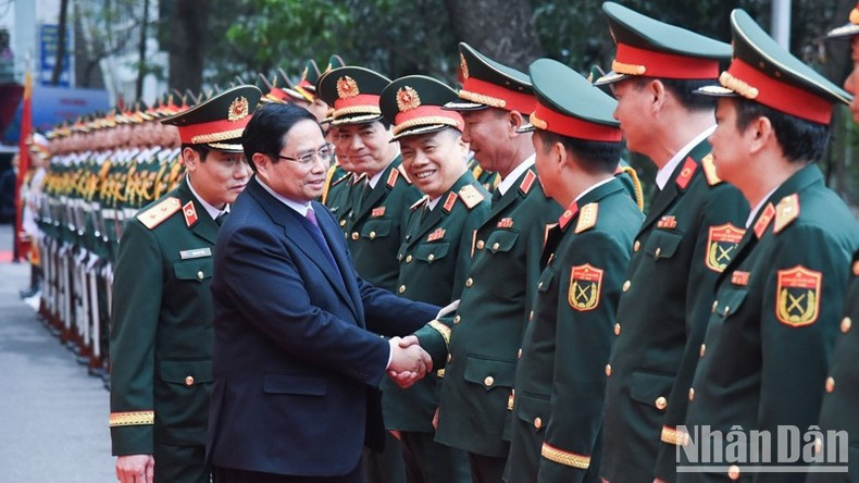 El primer ministro de Vietnam, Pham Minh Chinh, visita la Academia Militar de Medicina.