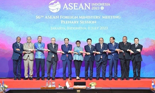 Cancilleres de Asean se toman una foto juntos (Foto: VNA) Cancilleres de Asean se toman una foto juntos (Foto: VNA)