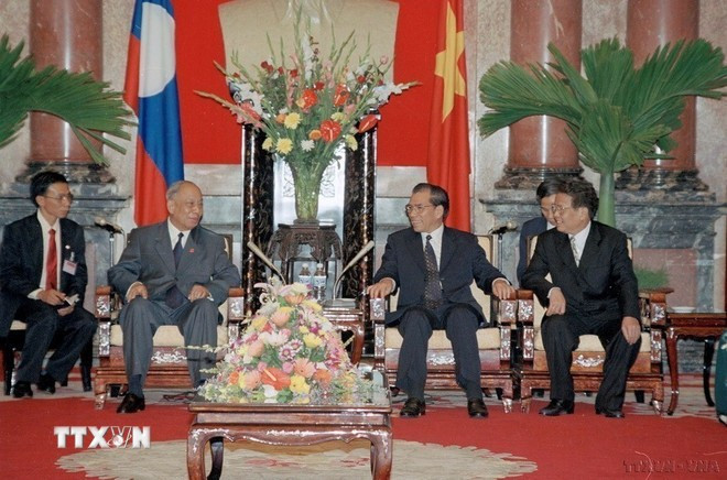 El secretario general del Partido Comunista de Vietnam, Nong Duc Manh (segundo desde la derecha), y el presidente del país, Tran Duc Luong (primero desde la derecha), reciben al presidente del Partido Popular Revolucionario y presidente de Laos, Khamtay Siphandone, durante su visita oficial de amistad a Vietnam en 2002. (Foto: VNA) El secretario general del Partido Comunista de Vietnam, Nong Duc Manh (segundo desde la derecha), y el presidente del país, Tran Duc Luong (primero desde la derecha), reciben al presidente del Partido Popular Revolucionario y presidente de Laos, Khamtay Siphandone, durante su visita oficial de amistad a Vietnam en 2002. (Foto: VNA)