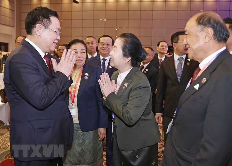 Dinh Hue y otros delegados en el evento. Dinh Hue y otros delegados en el evento.