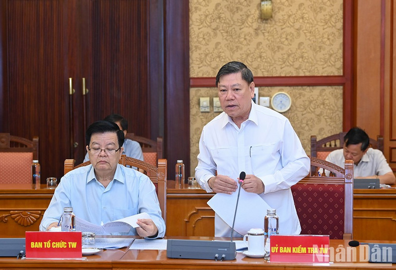 Tran Van Ron, subjefe permanente de la Comisión de Control Disciplinario del Comité Central del PCV habla en el evento. Tran Van Ron, subjefe permanente de la Comisión de Control Disciplinario del Comité Central del PCV habla en el evento.