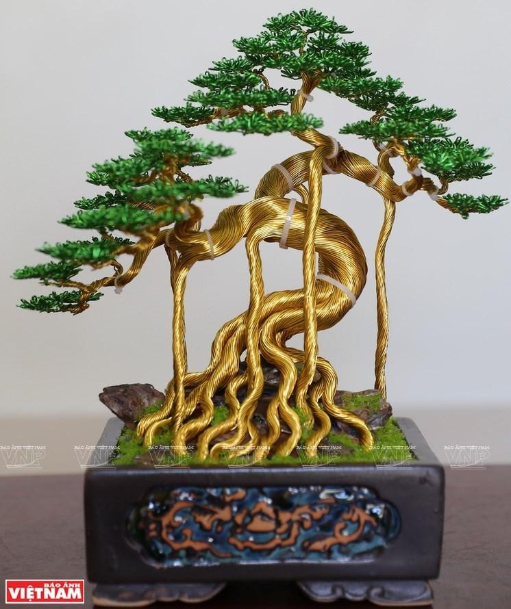 Obra de bonsái hecha de alambres de cobre de Pham Van Doanh.