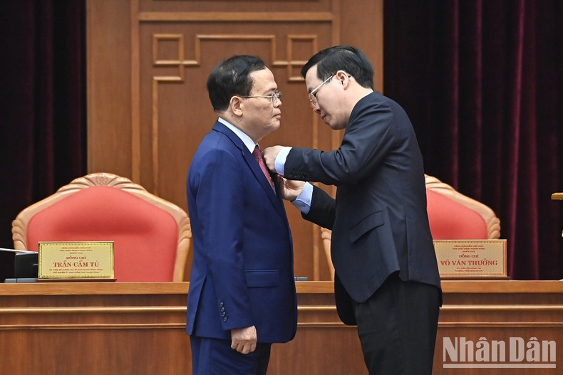 Van Thuong otorga la Medalla Ho Chi Minh a Ngo Van Du, ex miembro del Buró Político, ex secretario del Comité Central de PCV y ex jefe de su Comisión de Control Disciplinario. Van Thuong otorga la Medalla Ho Chi Minh a Ngo Van Du, ex miembro del Buró Político, ex secretario del Comité Central de PCV y ex jefe de su Comisión de Control Disciplinario.