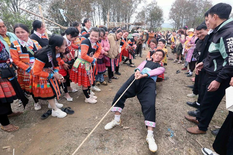 Competencia de tira y afloja en el tradicional día de Año Nuevo del grupo étnico Mong en la comuna de Hua Nhan, distrito de Bac Yen.