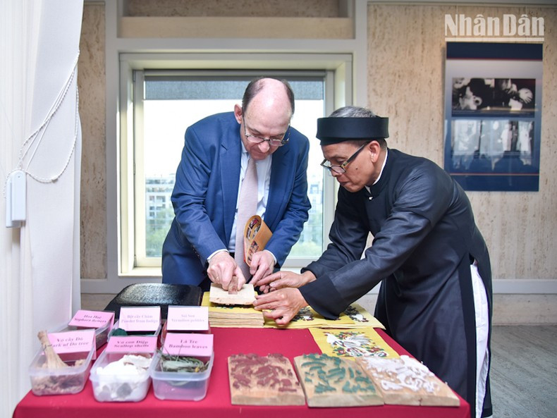 Experimentan las pinturas de Dong Ho. Experimentan las pinturas de Dong Ho.