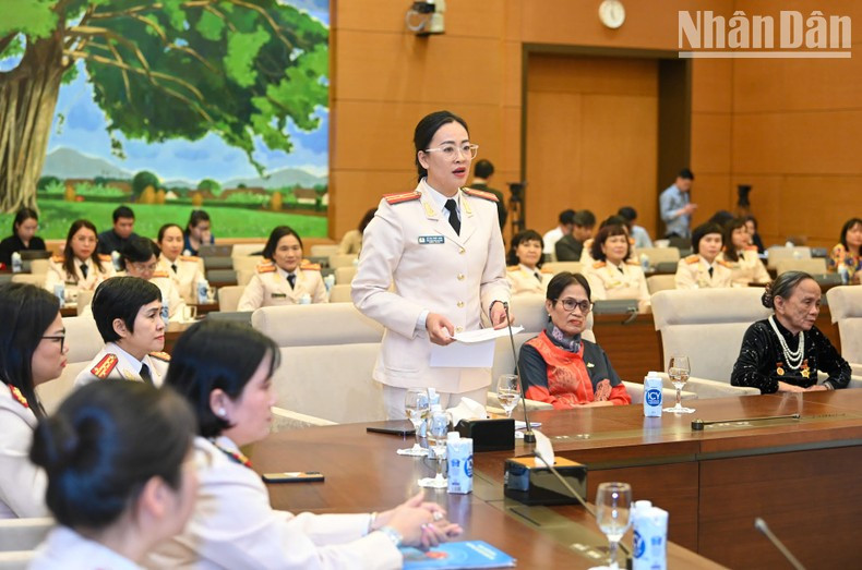 Lo Thi Thuy Anh, presidenta de la Unión de Mujeres del Ministerio de Seguridad Pública en la provincia de Dien Bien habla en el encuentro. Lo Thi Thuy Anh, presidenta de la Unión de Mujeres del Ministerio de Seguridad Pública en la provincia de Dien Bien habla en el encuentro.