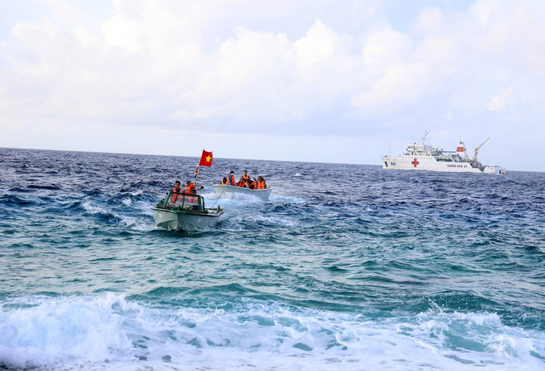 Los barcos deben seguir la corriente del mar, evitando cruzar los caminos de las olas para llegar a la isla An Bang.