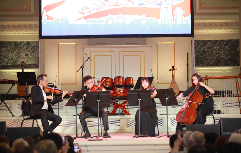 Los artistas de la Academia Nacional de Música de Vietnam interpretan obras de música clásica de ambos países, compuestas en el estilo musical ruso, ayudando al público a sentir las similitudes e interrelaciones entre las dos culturas. Los artistas de la Academia Nacional de Música de Vietnam interpretan obras de música clásica de ambos países, compuestas en el estilo musical ruso, ayudando al público a sentir las similitudes e interrelaciones entre las dos culturas.
