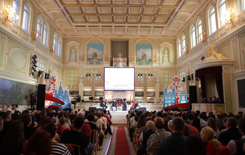 Al programa asistieron el ministro de Cultura, Deportes y Turismo de Vietnam, Nguyen Van Hung; el embajador de Hanói en Moscú, Dang Minh Khoi y representantes del gobierno de San Petersburgo y numerosos espectadores rusos y vietnamitas residentes en esa ciudad y sus alrededores. Al programa asistieron el ministro de Cultura, Deportes y Turismo de Vietnam, Nguyen Van Hung; el embajador de Hanói en Moscú, Dang Minh Khoi y representantes del gobierno de San Petersburgo y numerosos espectadores rusos y vietnamitas residentes en esa ciudad y sus alrededores.