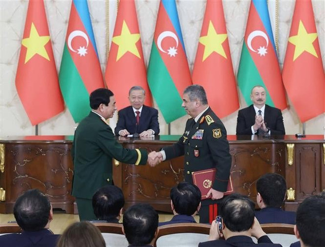 El secretario general del Partido Comunista de Vietnam, To Lam, y el presidente de Azerbaiyán, Ilham Aliyev, presencian la firma de un acuerdo de cooperación entre los Ministerios de Defensa de ambos países.