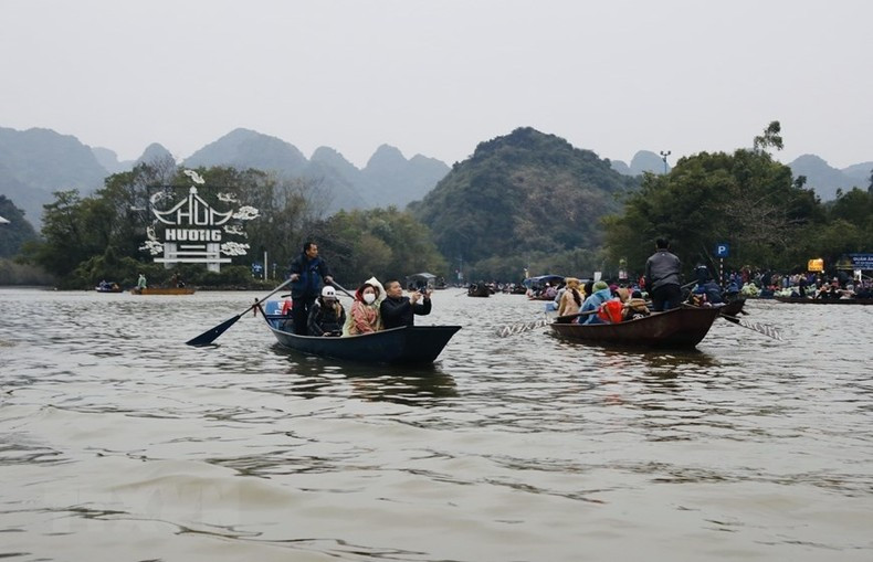 Los turistas hacen un viaje en barco por el arroyo Yen. Los turistas hacen un viaje en barco por el arroyo Yen.