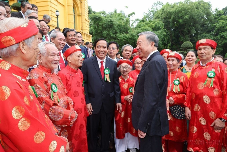 El presidente To Lam se reúne con funcionarios y personas mayores destacadas de todo el país con motivo del 83 aniversario del tradicional Día de los Ancianos vietnamitas establecido el 6 de junio de 1941. El presidente To Lam se reúne con funcionarios y personas mayores destacadas de todo el país con motivo del 83 aniversario del tradicional Día de los Ancianos vietnamitas establecido el 6 de junio de 1941.