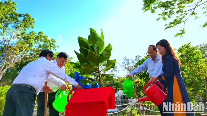 Los funcionarios de Ca Mau plantan árboles en memoria del Presidente Ho Chi Minh.